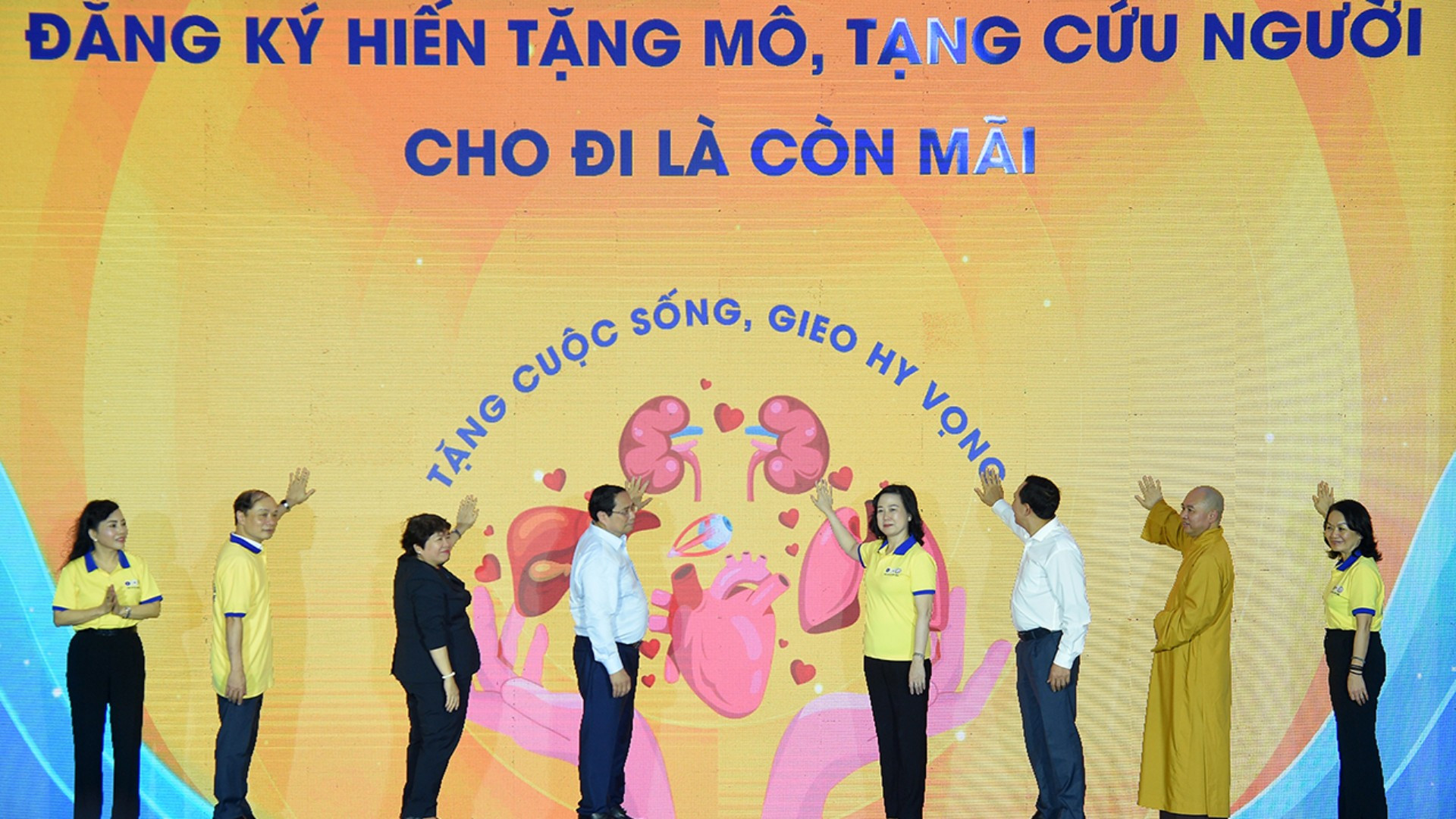 Thủ tướng Phạm Minh Chính và các đại biểu thực hiện nghi thức phát động.