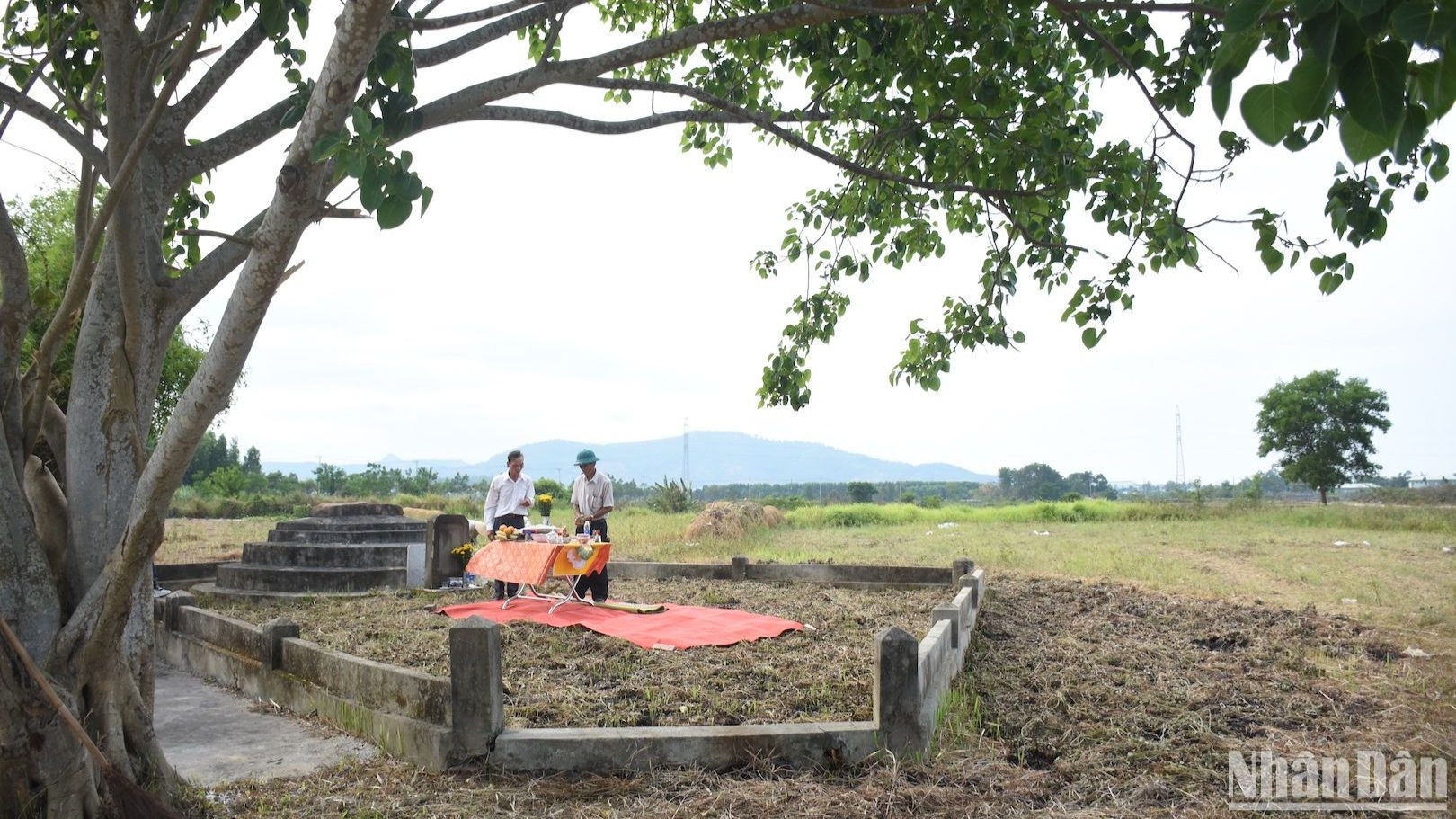 Cồn Thần - nơi có tảng đá trắng linh thiêng nằm ở phía tây làng Phong Lệ - từ địa điểm này, các nghi thức lễ cúng rước Thần nông được chuẩn bị chu đáo ngay từ đầu giờ chính lễ. (Ảnh: ANH ĐÀO) Cồn Thần - nơi có tảng đá trắng linh thiêng nằm ở phía tây làng Phong Lệ - từ địa điểm này, các nghi thức lễ cúng rước Thần nông được chuẩn bị chu đáo ngay từ đầu giờ chính lễ. (Ảnh: ANH ĐÀO)