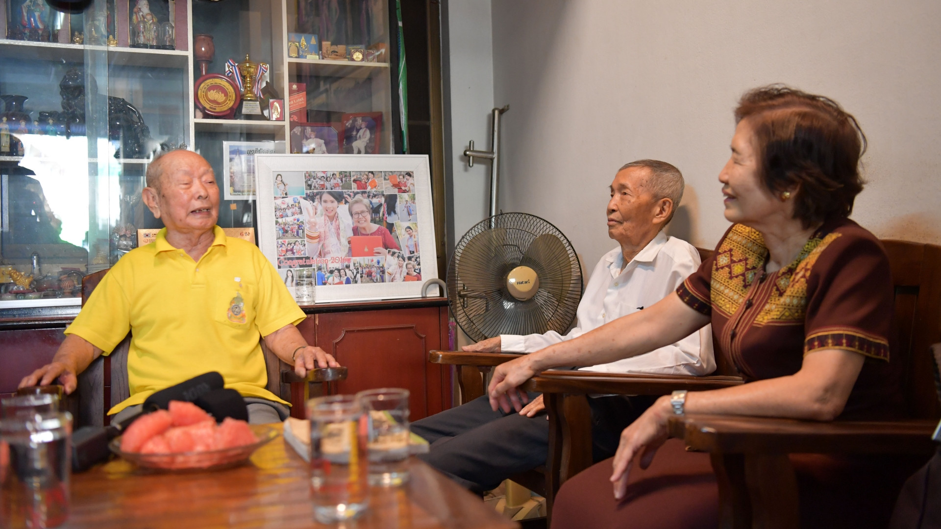 Các thầy, cô ôn lại những kỷ niệm một thời thanh niên sôi nổi.