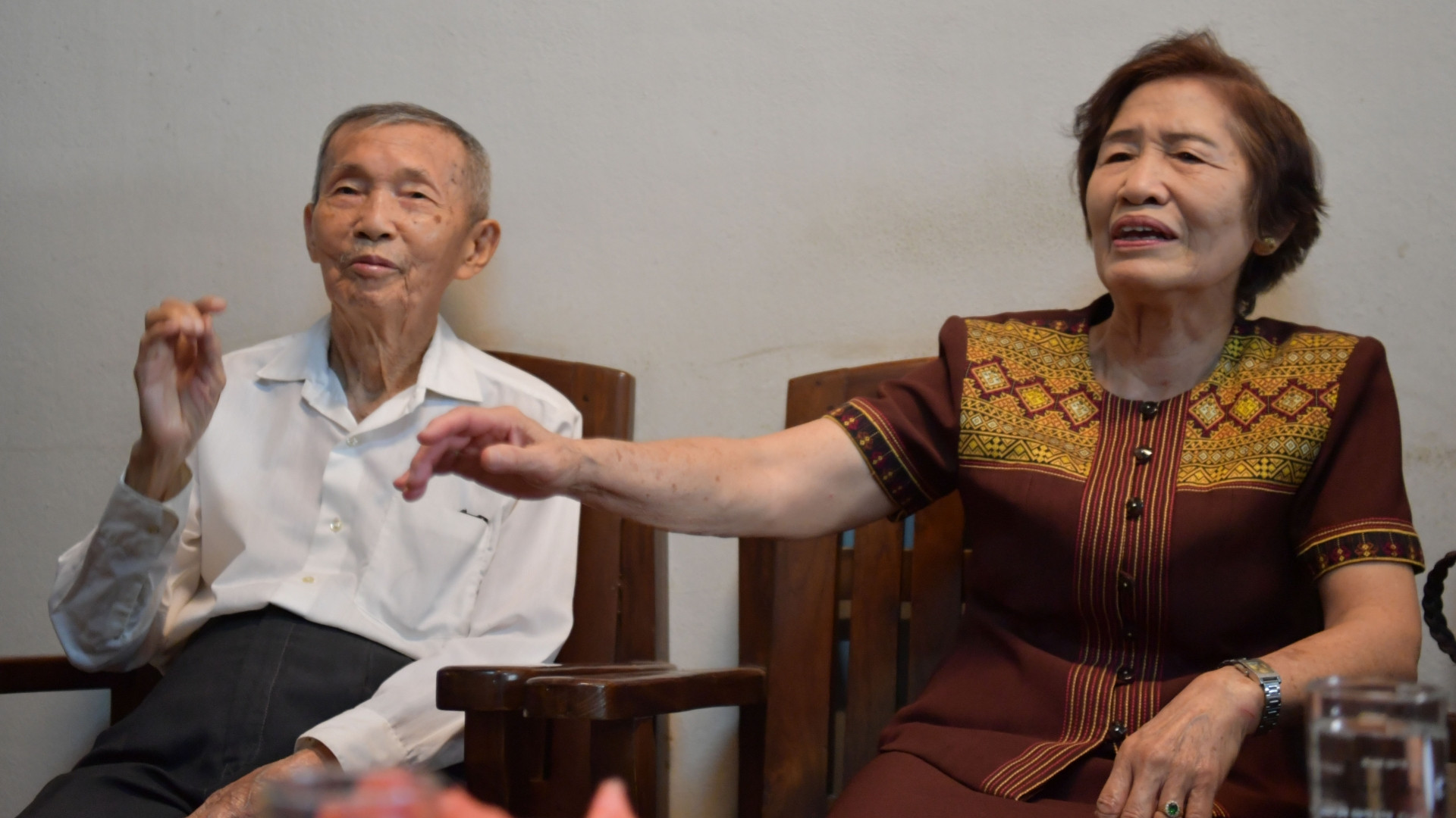 Các thầy, cô ôn lại những kỷ niệm một thời thanh niên sôi nổi.