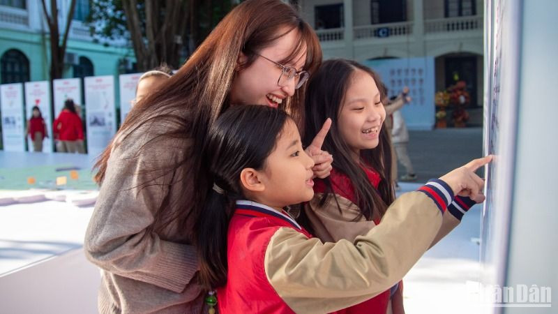 Cô giáo Nguyễn Khánh Linh và các em học sinh lớp 3B (Trường tiểu học Tràng An, quận Hoàn Kiếm) thích thú khi tìm hiểu về Quân đội nhân dân Việt Nam tại Triển lãm tương tác “Những trận đánh nổi tiếng, những vị tướng tài danh”. Cô giáo Nguyễn Khánh Linh và các em học sinh lớp 3B (Trường tiểu học Tràng An, quận Hoàn Kiếm) thích thú khi tìm hiểu về Quân đội nhân dân Việt Nam tại Triển lãm tương tác “Những trận đánh nổi tiếng, những vị tướng tài danh”.