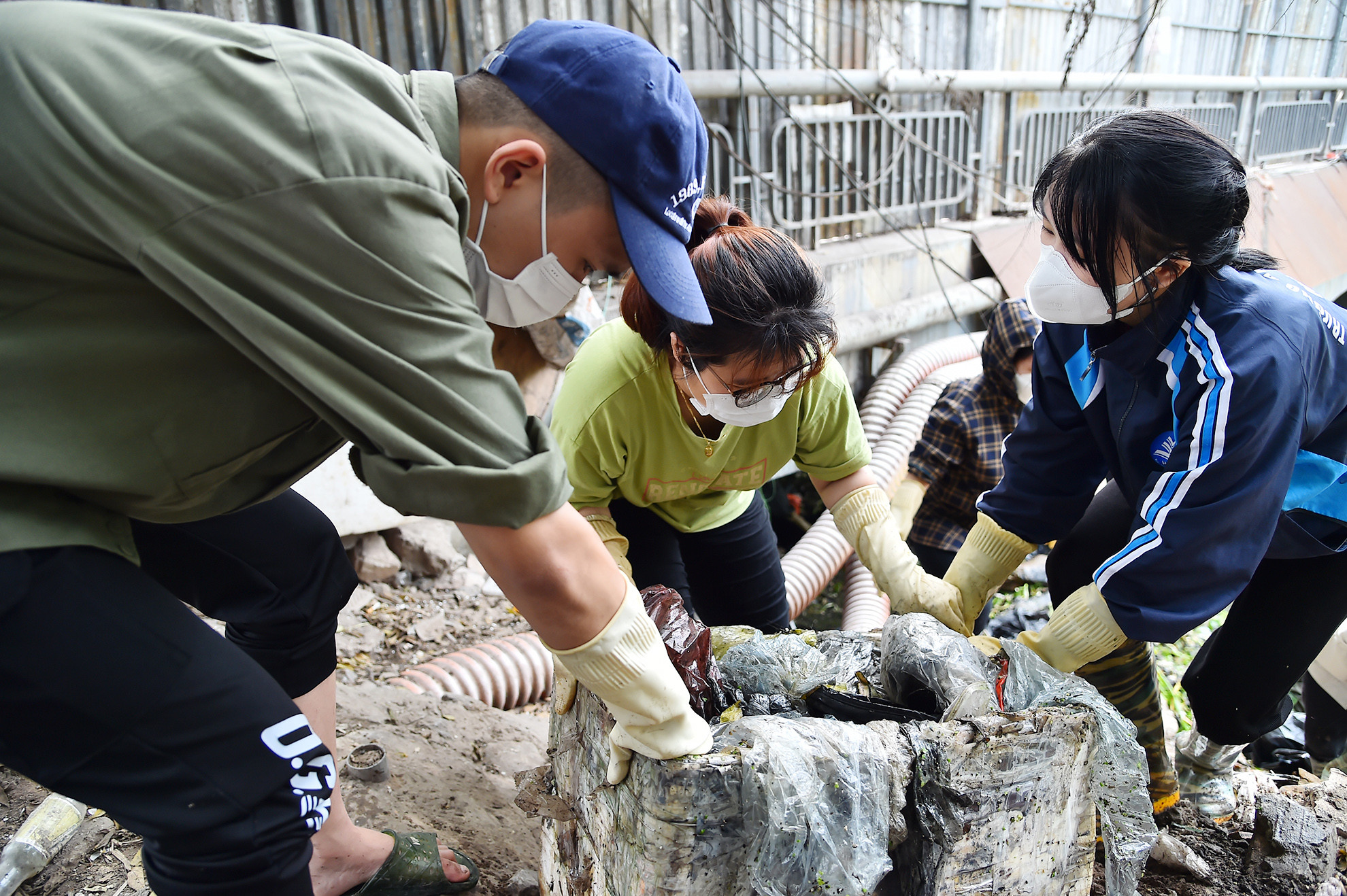 Bạn Lê Minh Hiếu, 1 trong 2 thành viên sáng lập cho biết: "Tùy từng công việc mỗi ngày mà chúng tôi huy động các thành viên tham gia, mỗi buổi ra quân sẽ tiến hành dọn sạch rác mới là hoàn thành công việc. Sáng có thể không xong chúng tôi nghỉ ngơi ăn trưa chiều tiến hành làm tiếp chứ không bở dở giữa chừng". Bạn Lê Minh Hiếu, 1 trong 2 thành viên sáng lập cho biết: "Tùy từng công việc mỗi ngày mà chúng tôi huy động các thành viên tham gia, mỗi buổi ra quân sẽ tiến hành dọn sạch rác mới là hoàn thành công việc. Sáng có thể không xong chúng tôi nghỉ ngơi ăn trưa chiều tiến hành làm tiếp chứ không bở dở giữa chừng".