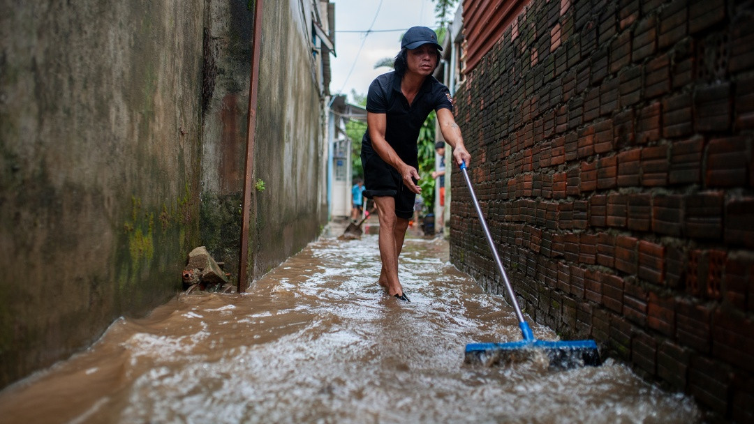 Khi gặng hỏi về khả năng thoát nước nơi đây, anh Tuấn, 37 tuổi, sống trong hẻm này, ngán ngẩm chia sẻ: “Ở phía đầu hẻm với ngoài đường hắn không có cống, nên chỉ cần mưa thôi chứ đừng nói đến lũ là ở đây đã xuất hiện nước ngập rồi. Bọn tôi nghe bảo thấy làm cống miết, mà có thấy làm đâu”.