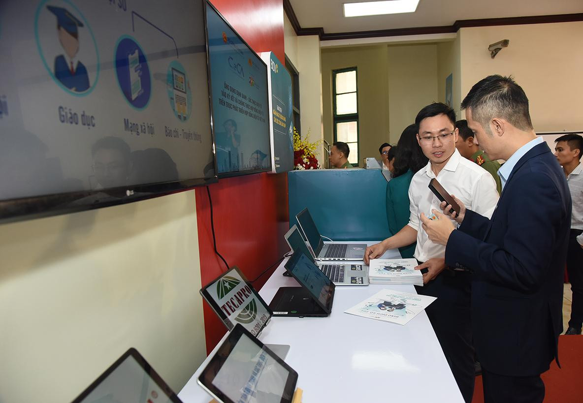 Các đại biểu tham quan và trải nghiệm sản phẩm trưng bày công nghệ chuyển đổi số.