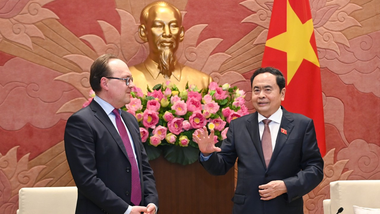 Chủ tịch Quốc hội Trần Thanh Mẫn trao đổi với Đại sứ Liên bang Nga Gennady Bezdetko.