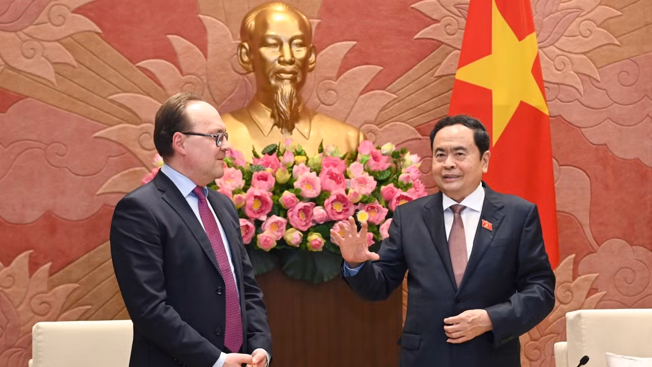 Chủ tịch Quốc hội Trần Thanh Mẫn trao đổi với Đại sứ Liên bang Nga Gennady Bezdetko.