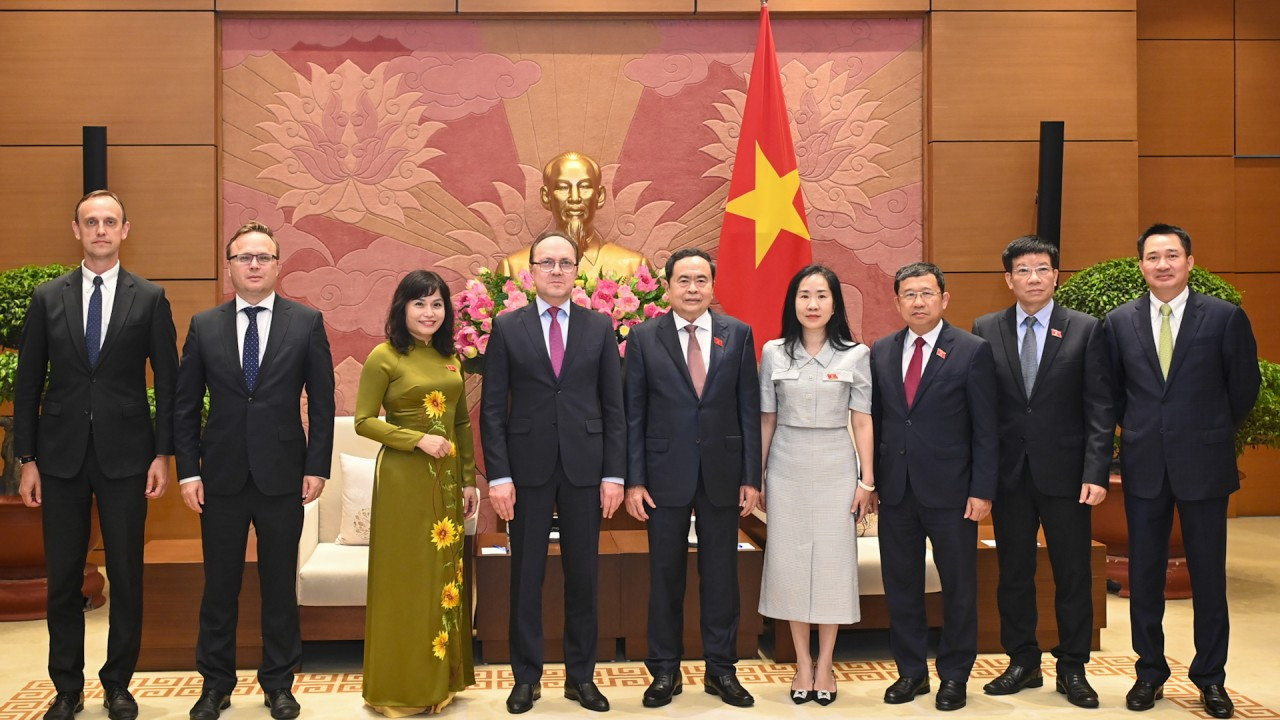 Chủ tịch Quốc hội Trần Thanh Mẫn và Đại sứ Liên bang Nga Gennady Bezdetko cùng đại biểu hai nước chụp ảnh lưu niệm tại cuộc tiếp.