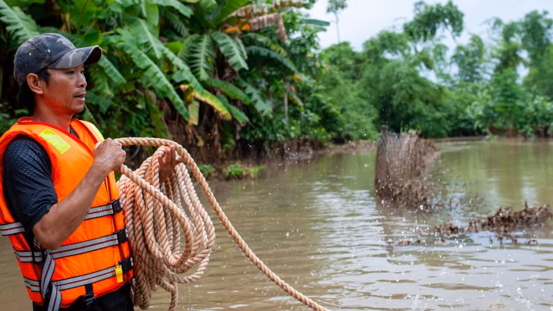 “Không có sợi dây này thì nước hắn cuốn đi xuống dưới đó ngay, vì nước trong hẻm này hắn chảy xiết lắm. Lúc tối qua, lực lượng chức năng kéo phao vô đây sơ tán bà con, chứ ở đó thì rất nguy hiểm”, anh Hoàng vừa thu dây, vừa giải thích.