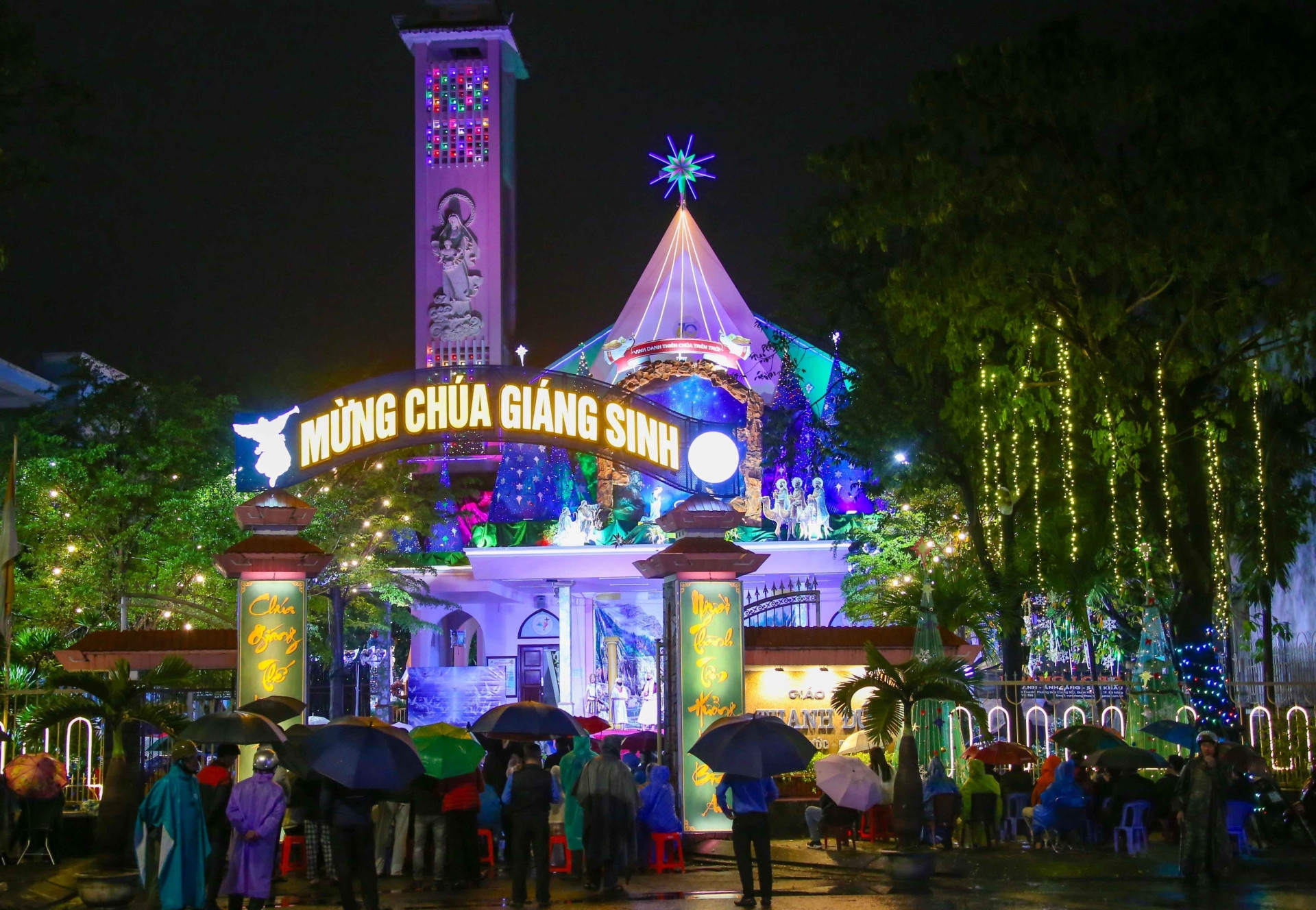 Nhà thờ giáo xứ Thanh Đức rực rỡ đón Lễ Giáng sinh trong thời tiết mưa nhẹ. (Ảnh: Trần Lê Lâm/TTXVN)