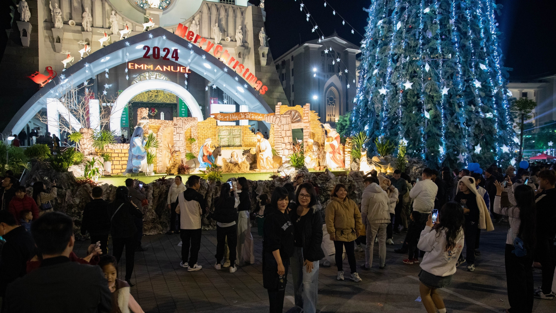 Người dân đến tham quan, chụp ảnh tại Nhà thờ Chính Tòa (thành phố Thái Bình). (Ảnh: Vũ Quang/TTXVN)