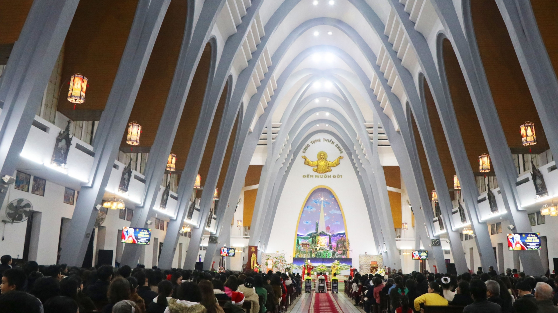 Đông đảo giáo dân về tham dự Thánh lễ ở Nhà thờ Chính tòa Phủ Cam. (Ảnh: Tường Vi - TTXVN)