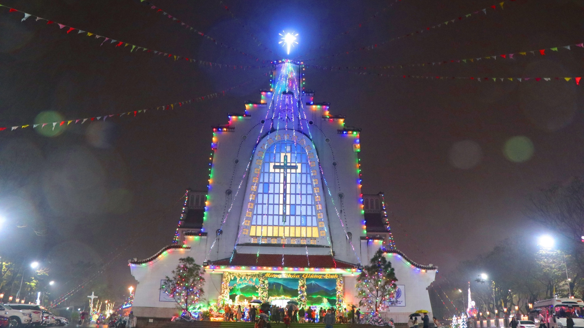 Nhà thờ Dòng Chúa Cứu Thế lung linh trong mùa Giáng sinh. (Ảnh: Tường Vi - TTXVN)