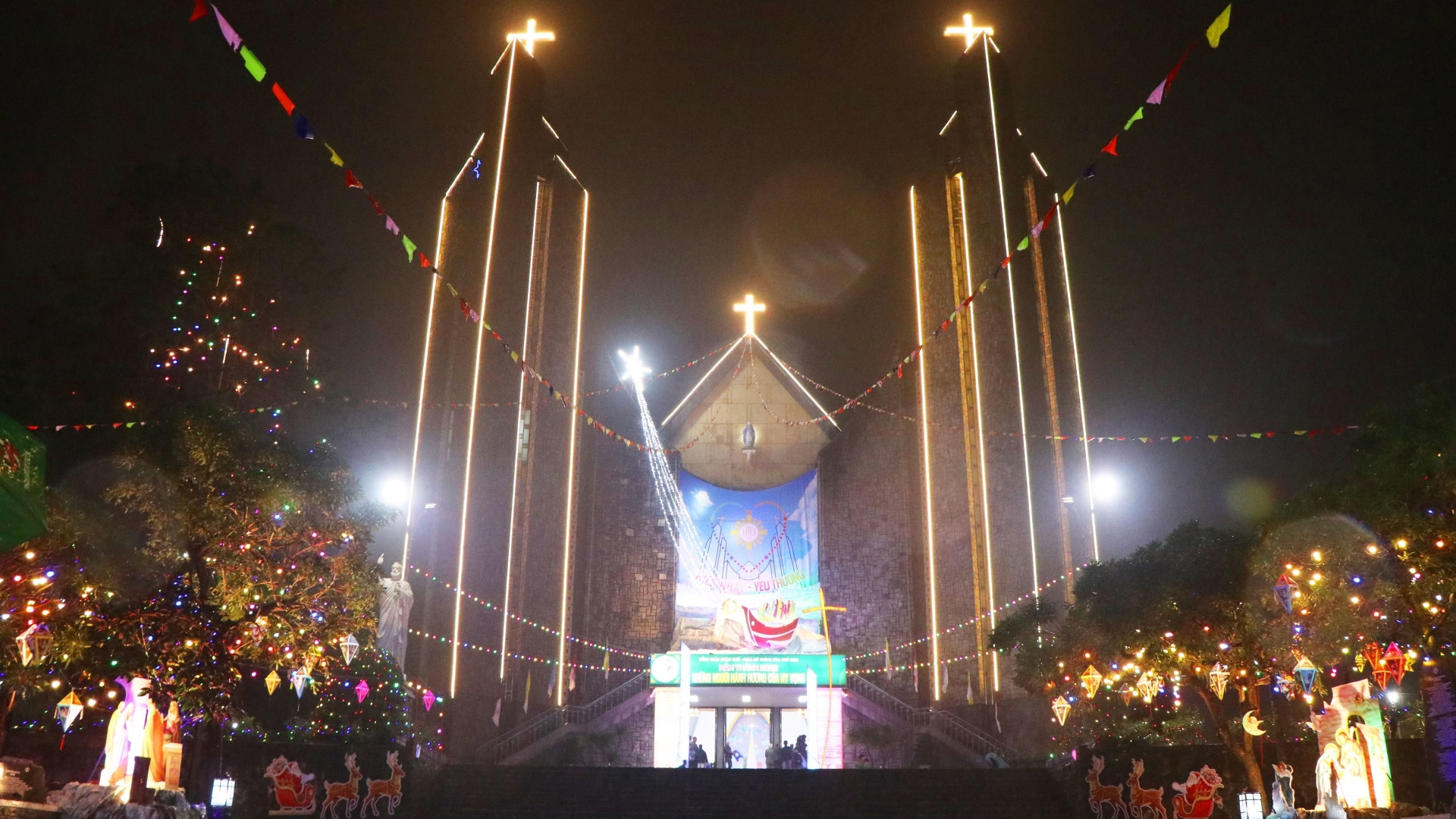 Nhà thờ Chính tòa Phủ Cam - nhà thờ cổ kính bậc nhất xứ Huế khoác lên mình diện mạo mới với những ánh đèn lấp lánh, cây thông Noel rực rỡ và các hoạt cảnh, hang đá… (Ảnh: Tường Vi - TTXVN)