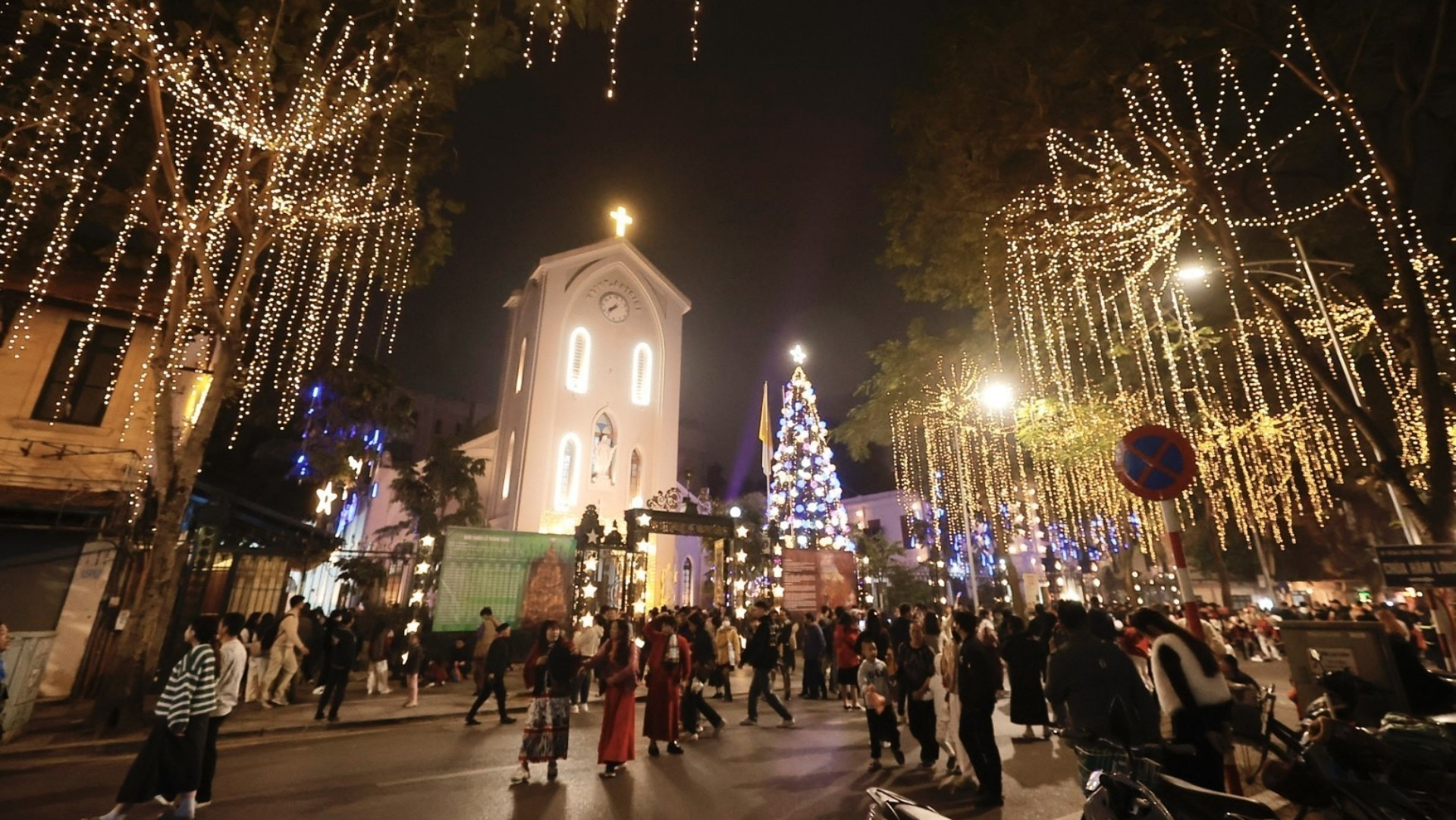 Nhà thờ Hàm Long trang trí rực rỡ, thu hút rất đông người dân. (Ảnh: Minh Quyết/TTXVN)