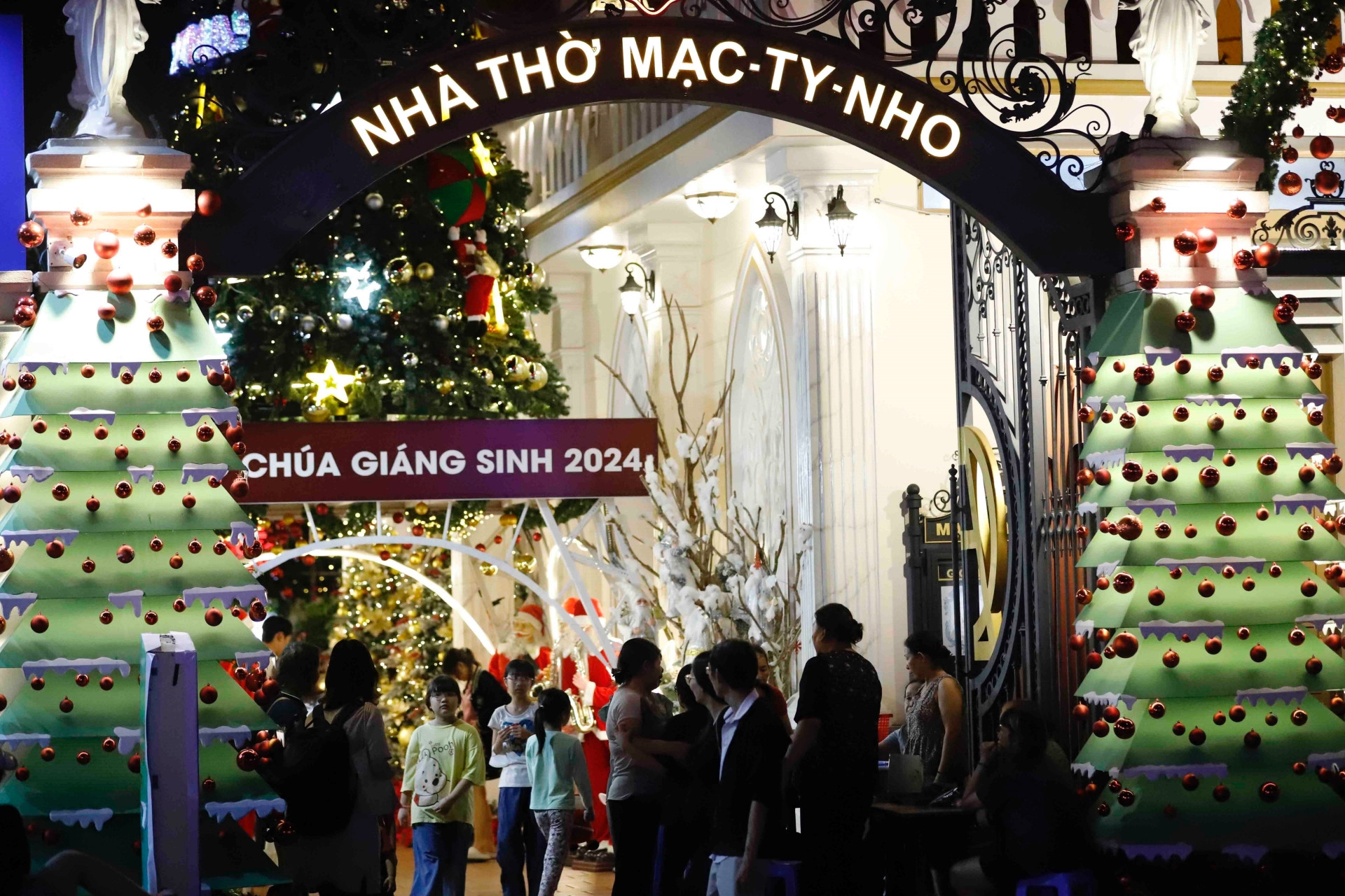 Nhà thờ Mạc-Ty-Nho được trang trí với màu xanh chủ đạo với thông điệp bảo vệ môi trường. (Ảnh: Xuân Khu/TTXVN)