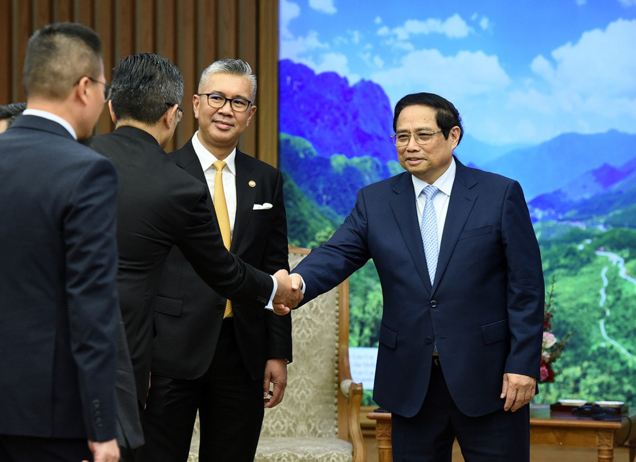 Thủ tướng Phạm Minh Chính đón các thành viên đi cùng đoàn với Bộ trưởng Đầu tư, Thương mại và Công nghiệp Malaysia Zafrul Abdul Aziz.