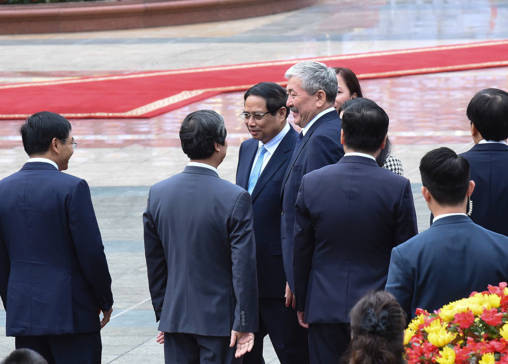 Thủ tướng Phạm Minh Chính giới thiệu các thành viên đoàn Việt Nam với Thủ tướng Kyrgyzstan Adylbek Kasymaliev.