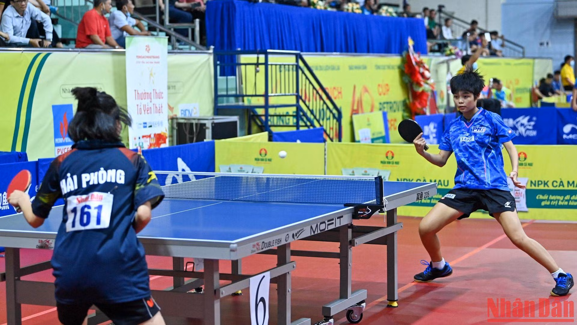 Tay vợt Nguyễn Hạnh Ngân (16 tuổi), là một trong những gương mặt trẻ đầy triển vọng của đoàn Hà Nội tại giải năm nay. Cô cùng với Nguyễn Thị Nga và Trần Mai Ngọc là thành viên thi đấu chính tại nội dung đồng đội nữ.