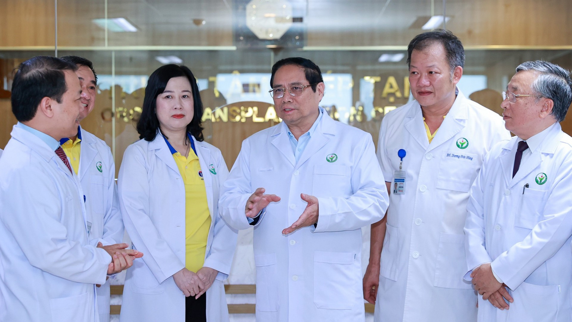 Trước đó, Thủ tướng trao đổi với lãnh đạo Bộ Y tế và đội ngũ bác sĩ Trung tâm Ghép tạng Bệnh viện Việt Đức.