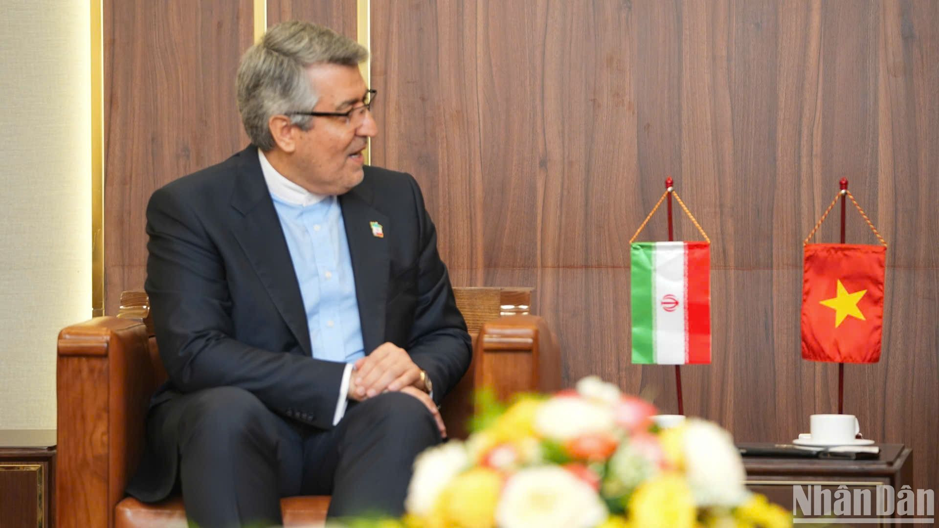 Đại sứ Iran Ali Akbar Nazari phát biểu tại buổi làm việc.