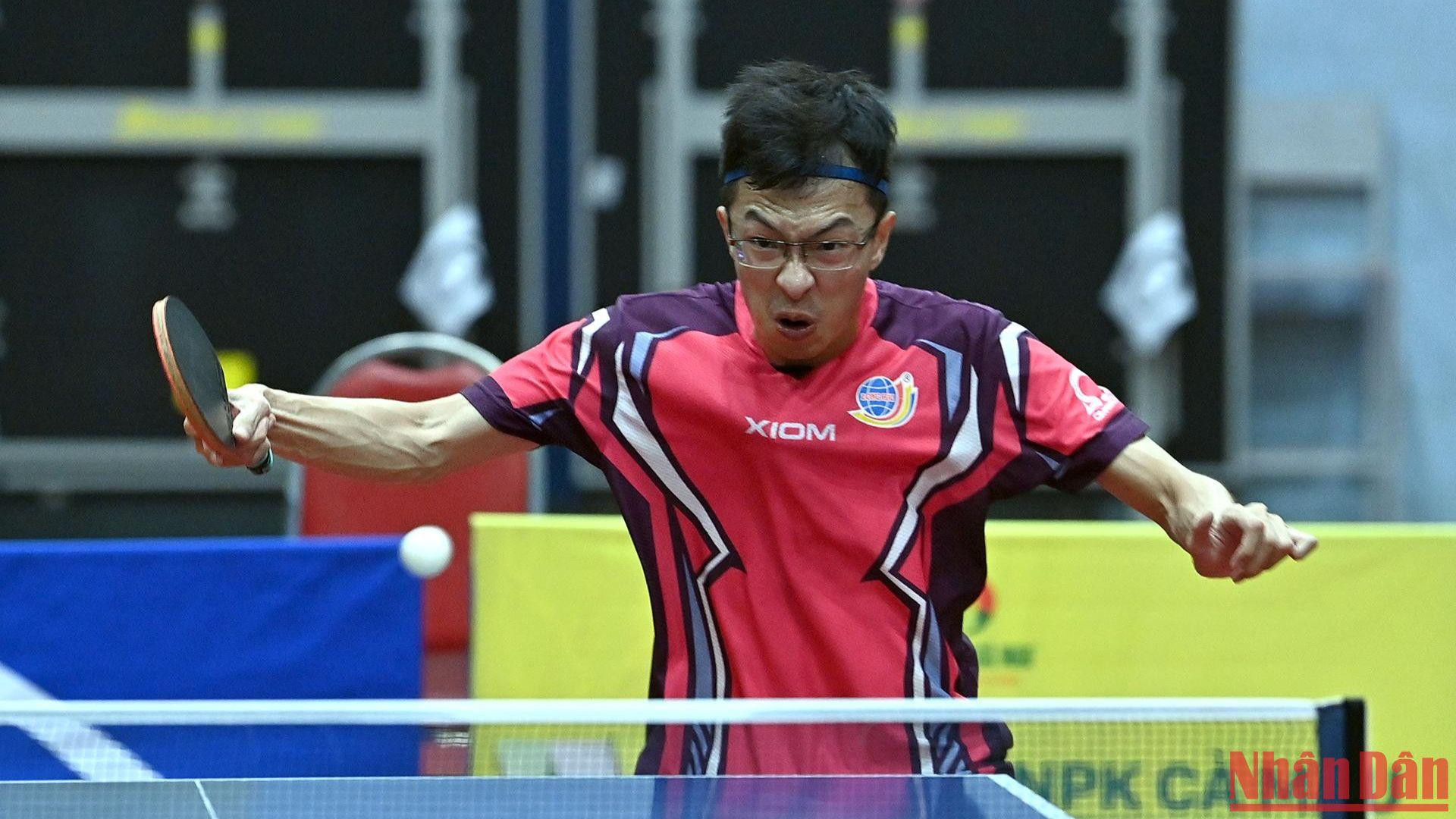 Pha đánh bóng trái tay đầy sức mạnh của nhà vô địch đơn nam Vũ Quang Hiền. (Ảnh: Duy Linh)