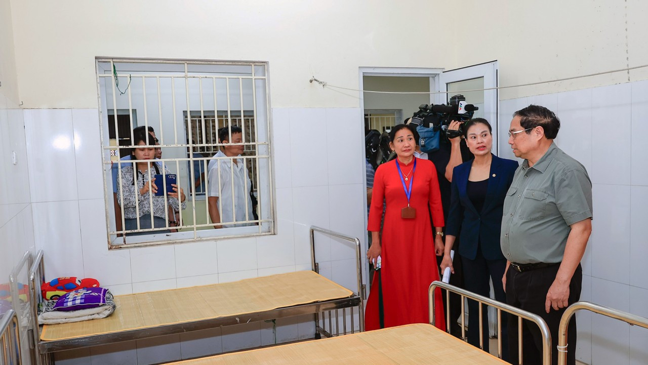 Thủ tướng Phạm Minh Chính kiểm tra cơ sở vật chất của Trung tâm Nuôi dưỡng trẻ khuyết tật Hà Nội.