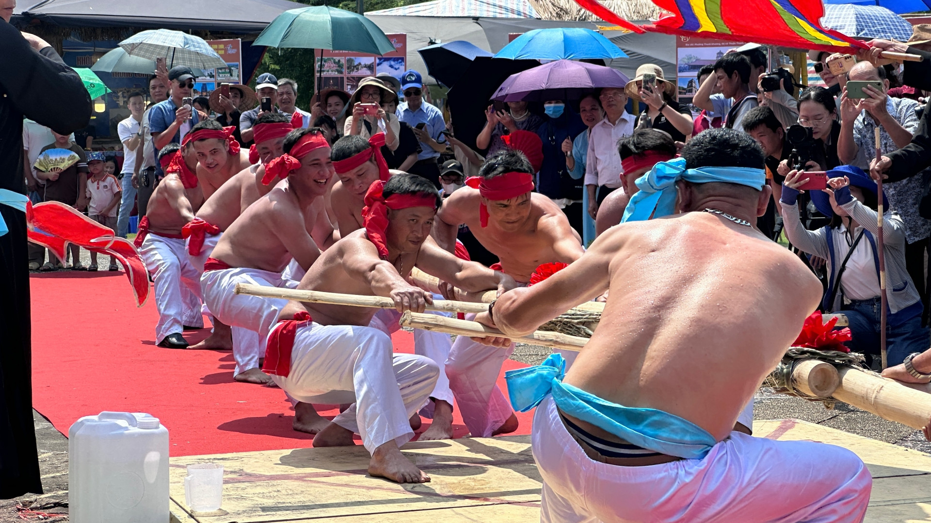 Kéo co Hữu Chấp tôn vinh sức mạnh đoàn kết.