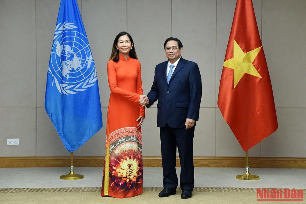 Thủ tướng Phạm Minh Chính và bà Pauline Tamesis, Điều phối viên thường trú của Liên hợp quốc tại Việt Nam. Thủ tướng Phạm Minh Chính và bà Pauline Tamesis, Điều phối viên thường trú của Liên hợp quốc tại Việt Nam.