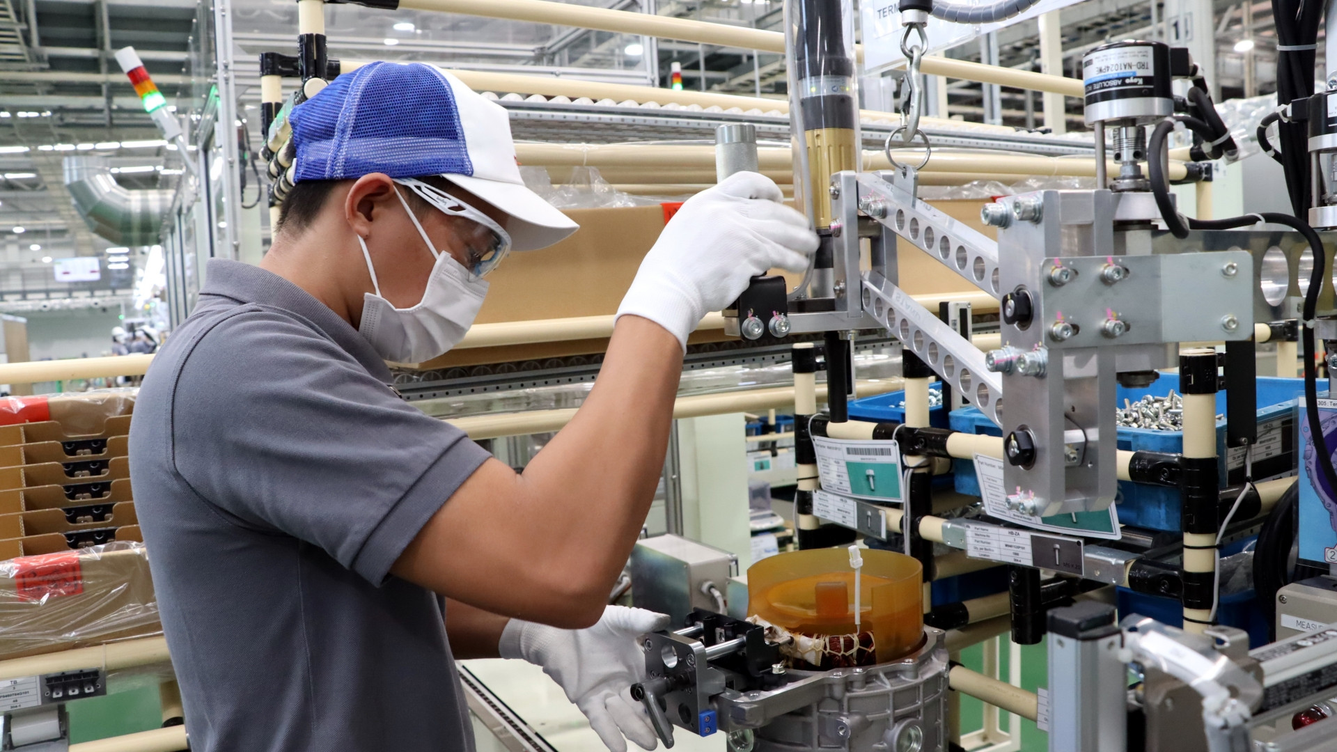 Công nhân Công ty trách nhiệm hữu hạn Sản phẩm công nghiệp Toshiba Asia (khu công nghiệp Amata Biên Hòa) trong giờ làm việc. (Ảnh: Thiên Vương)