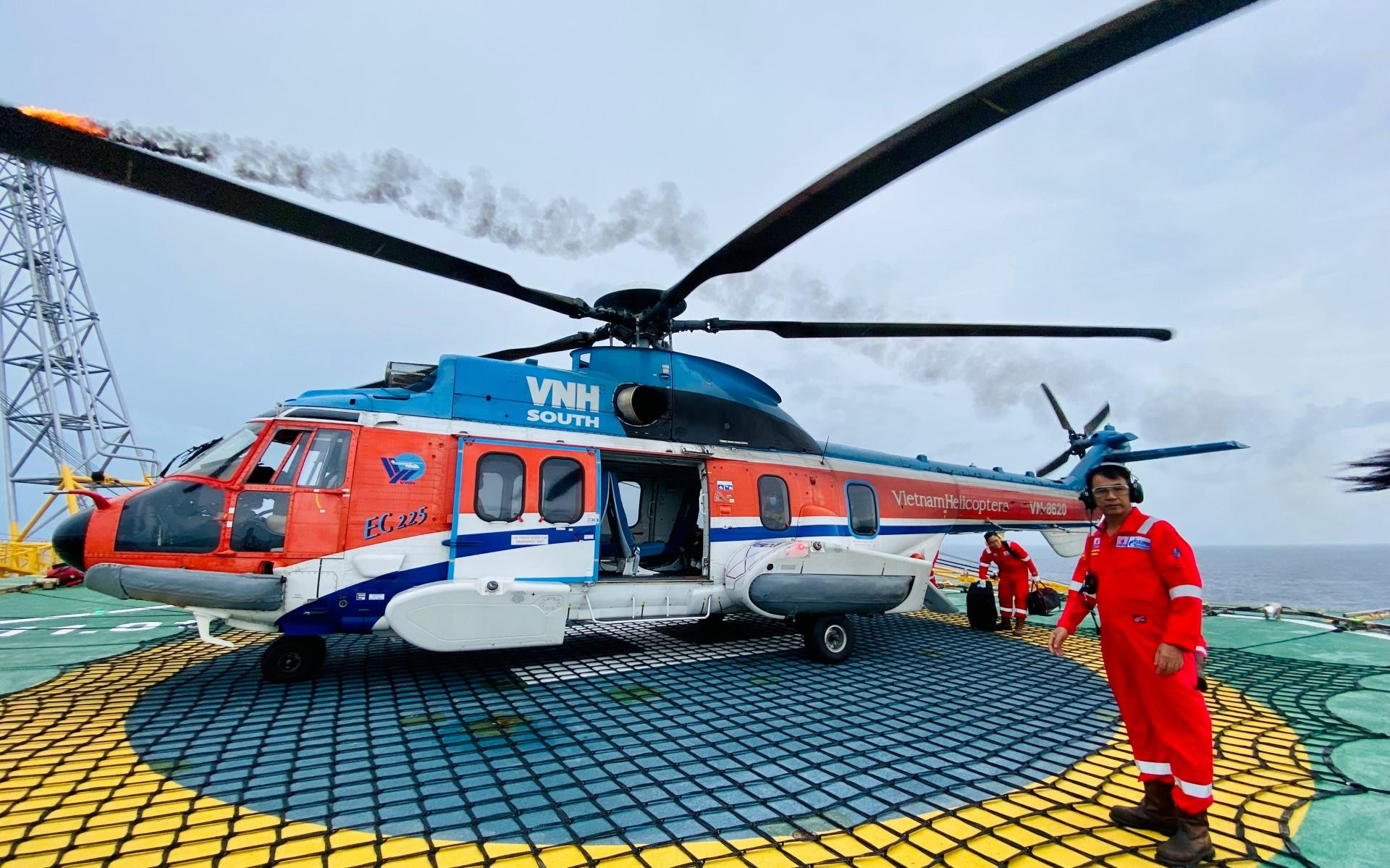 Để ra đến cụm giàn khoan này, cần phải đi trực thăng từ sân bay Vũng Tàu trong thời gian 1 giờ 45 phút.