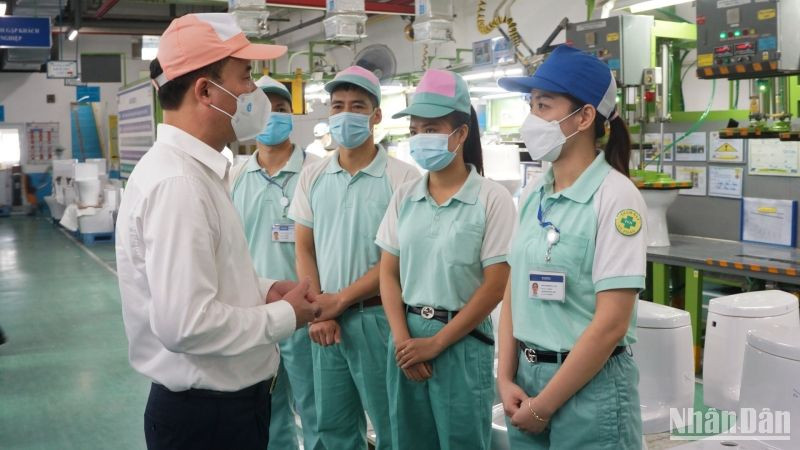 Tổng Giám đốc Bảo hiểm xã hội Việt Nam Nguyễn Thế Mạnh kiểm tra việc hỗ trợ người lao động từ Quỹ Bảo hiểm thất nghiệp tại Công ty TNHH Toto Việt Nam. (Ảnh: Tâm Trung)