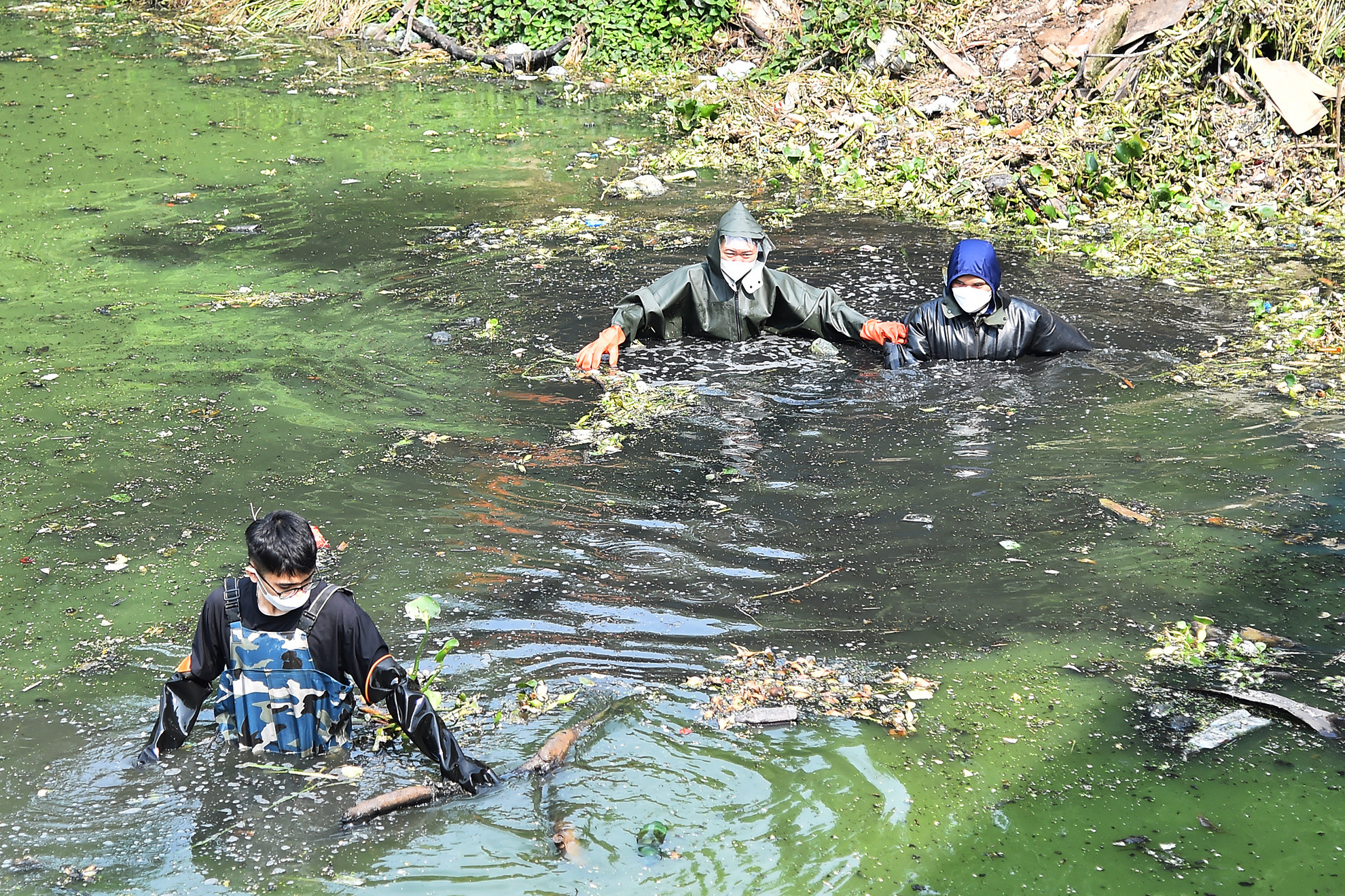 Trước khi tiến hành việc dọn rác, các thành viên phụ trách đội sẽ xuống trước để kiểm tra độ sâu và xác định vị trí an toàn, cũng như khối lượng công việc cần làm trong buổi hôm nay. Trước khi tiến hành việc dọn rác, các thành viên phụ trách đội sẽ xuống trước để kiểm tra độ sâu và xác định vị trí an toàn, cũng như khối lượng công việc cần làm trong buổi hôm nay.