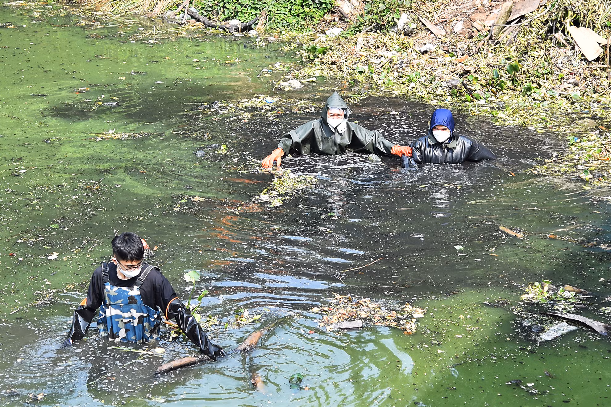 Trước khi tiến hành việc dọn rác, các thành viên phụ trách đội sẽ xuống trước để kiểm tra độ sâu và xác định vị trí an toàn, cũng như khối lượng công việc cần làm trong buổi hôm nay.