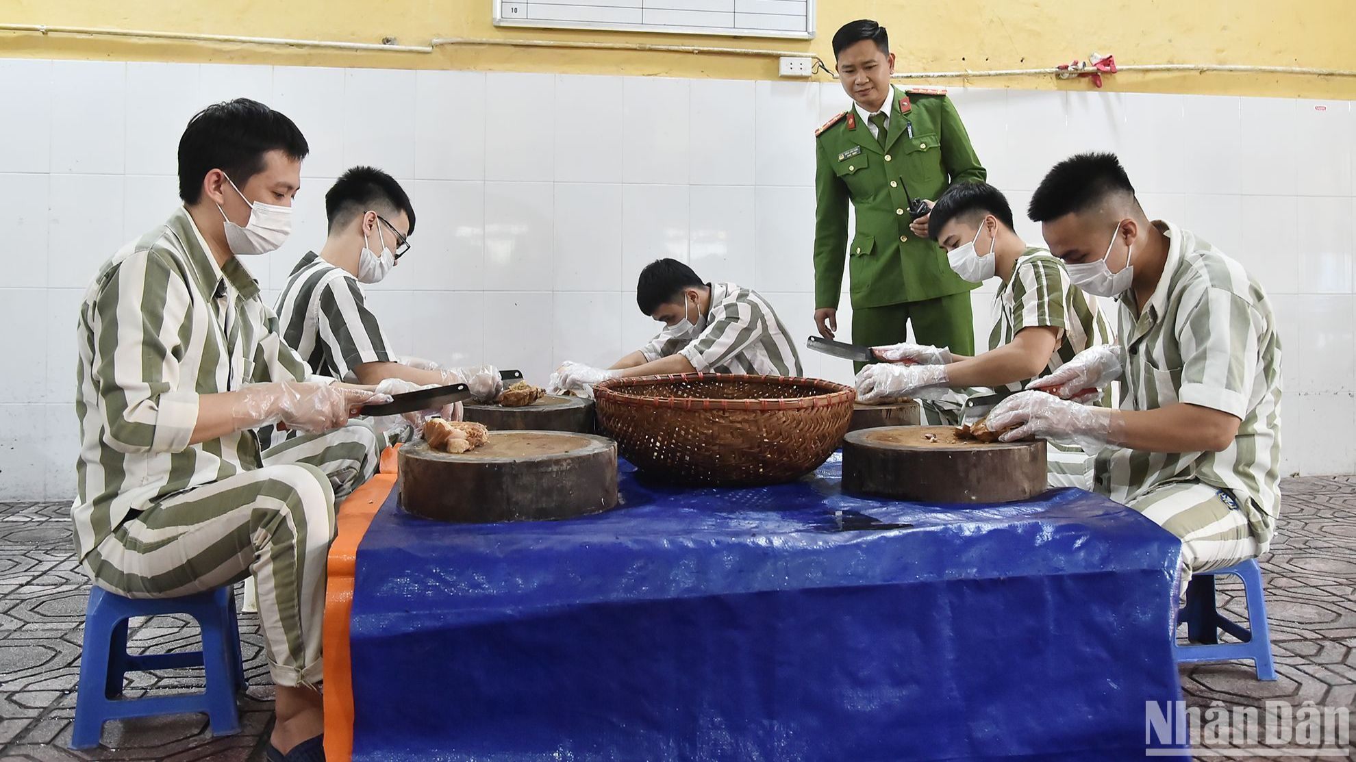 Người bị tạm giữ, tạm giam được bảo đảm tiêu chuẩn định lượng về gạo, rau, thịt, cá, đường, muối, nước chấm, bột ngọt, chất đốt, điện, nước sinh hoạt theo quy định. Các loại lương thực, thực phẩm đều có nguồn gốc xuất xứ rõ ràng, bảo đảm vệ sinh an toàn, do đó đến nay không xảy ra ngộ độc thực phẩm trong các cơ sở giam giữ thuộc Công an thành phố. (Ảnh: Thủy Nguyên)