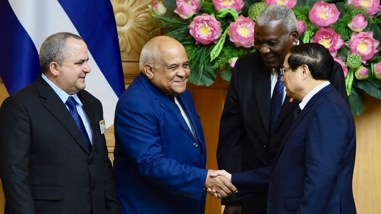 Thủ tướng Phạm Minh Chính và các thành viên đi cùng Chủ tịch Quốc hội Cuba Esteban Lazo Hernandez.