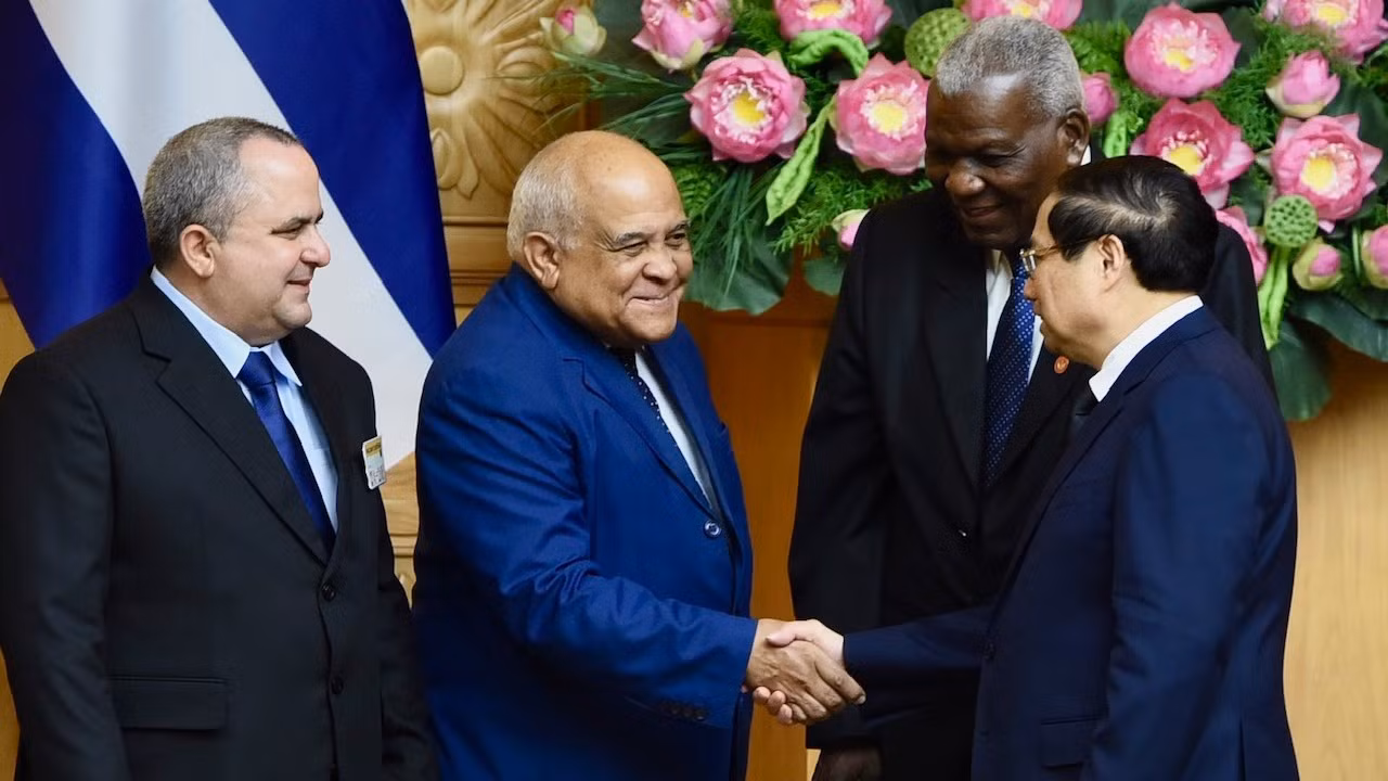 Thủ tướng Phạm Minh Chính và các thành viên đi cùng Chủ tịch Quốc hội Cuba Esteban Lazo Hernandez. Thủ tướng Phạm Minh Chính và các thành viên đi cùng Chủ tịch Quốc hội Cuba Esteban Lazo Hernandez.