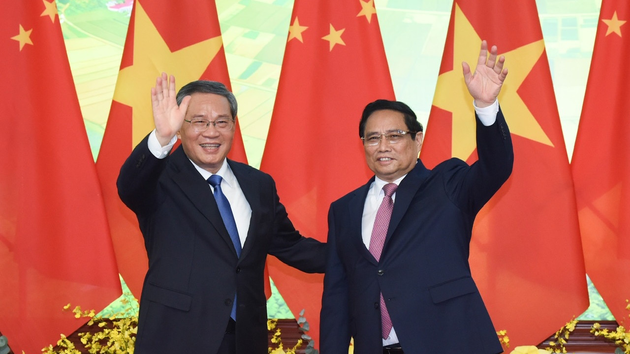 Thủ tướng Phạm Minh Chính và Thủ tướng Trung Quốc Lý Cường vẫy chào các cơ quan thông tấn, báo chí.