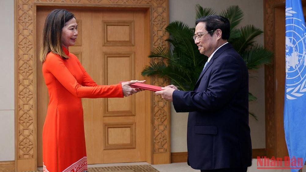 Bà Pauline Tamesis trình Thủ tướng Phạm Minh Chính thư ủy nhiệm của Tổng Thư ký Liên hợp quốc bổ nhiệm Điều phối viên thường trú của Liên hợp quốc tại Việt Nam. Bà Pauline Tamesis trình Thủ tướng Phạm Minh Chính thư ủy nhiệm của Tổng Thư ký Liên hợp quốc bổ nhiệm Điều phối viên thường trú của Liên hợp quốc tại Việt Nam.
