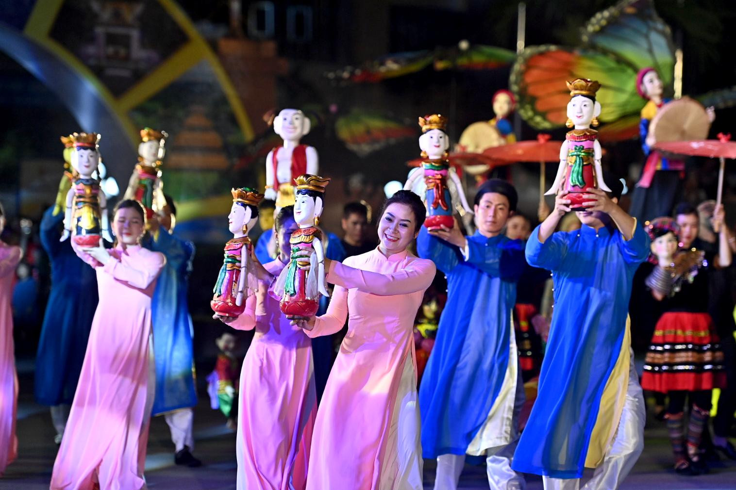 Màn biểu diễn nghệ thuật múa rối trên đường phố rất hấp dẫn du khách và nhân dân địa phương.