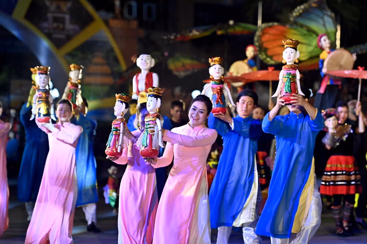 Màn biểu diễn nghệ thuật múa rối trên đường phố rất hấp dẫn du khách và nhân dân địa phương.