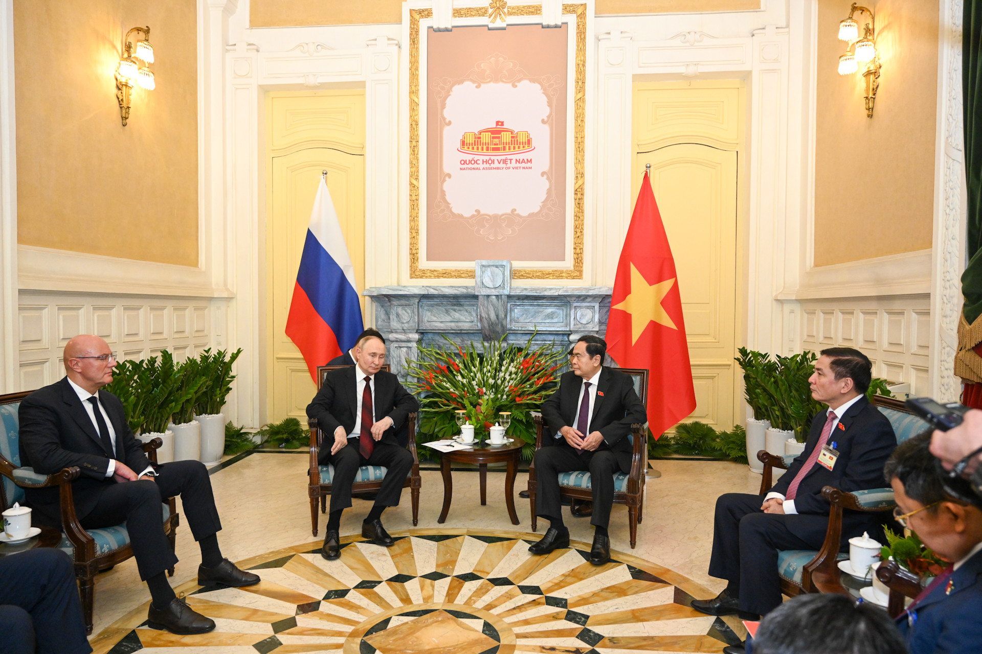 Chủ tịch Quốc hội Trần Thanh Mẫn trao đổi với Tổng thống Liên bang Nga Vladimir Putin.