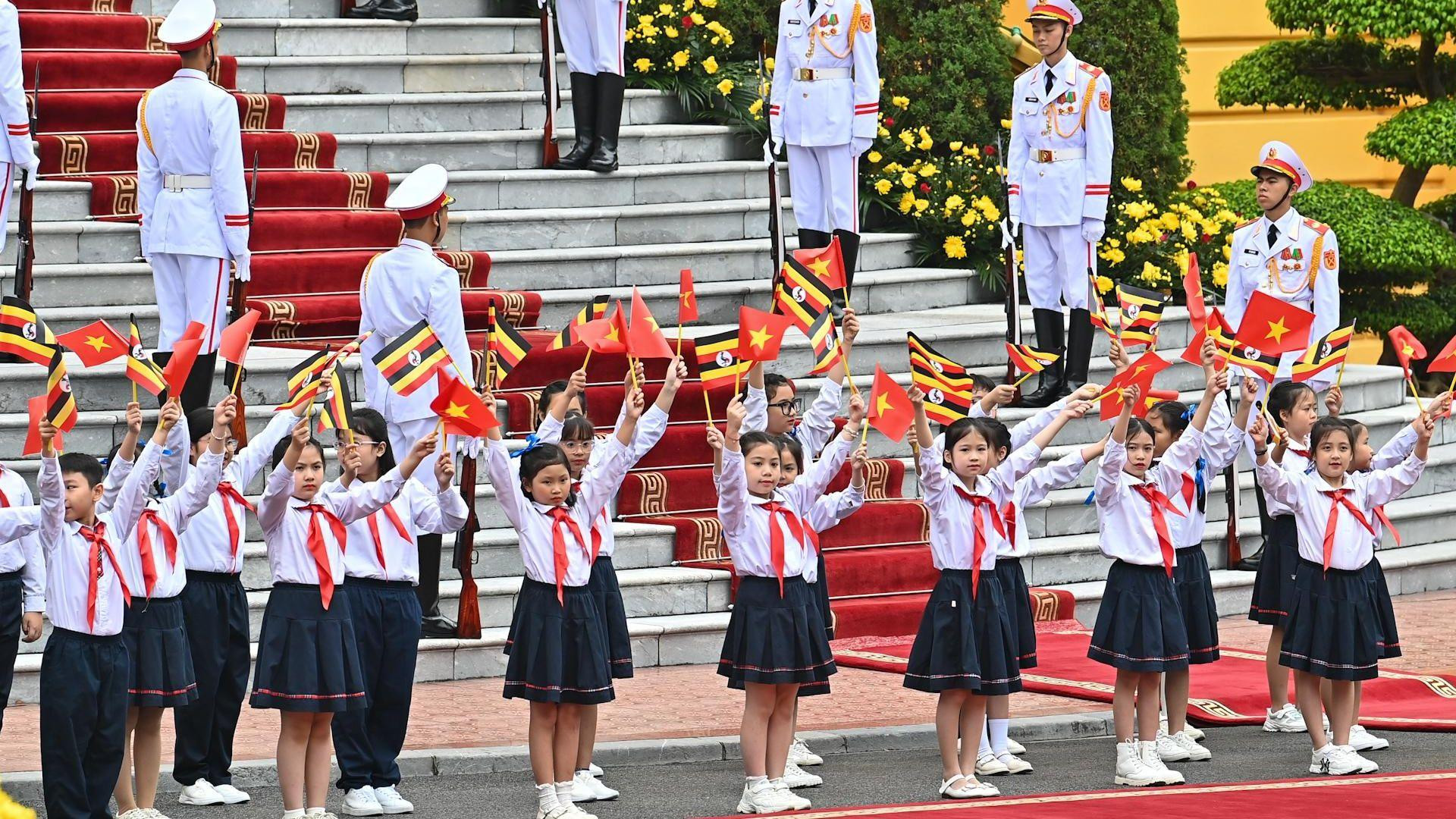 Thiếu nhi Thủ đô chào đón Tổng thống Uganda Yoweri Kaguta Museveni.