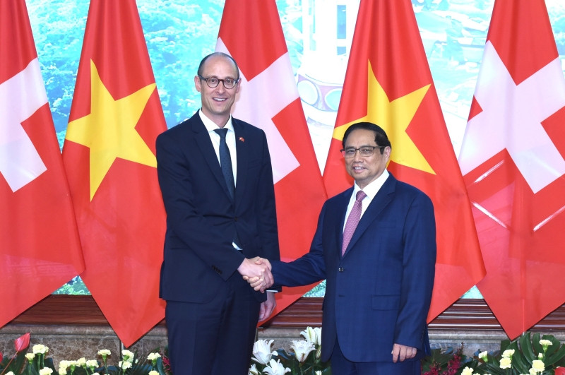 Thủ tướng Phạm Minh Chính và Chủ tịch Hội đồng Quốc gia Liên bang Thụy Sĩ Martin Candinas chụp ảnh chung trước khi vào cuộc hội kiến.