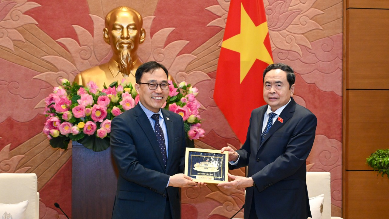 Chủ tịch Quốc hội Trần Thanh Mẫn tặng quà lưu niệm cho Đại sứ Hàn Quốc.