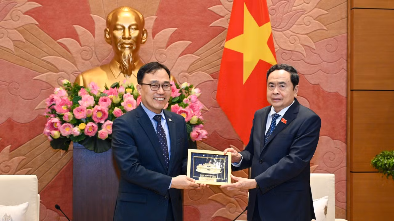 Chủ tịch Quốc hội Trần Thanh Mẫn tặng quà lưu niệm cho Đại sứ Hàn Quốc.