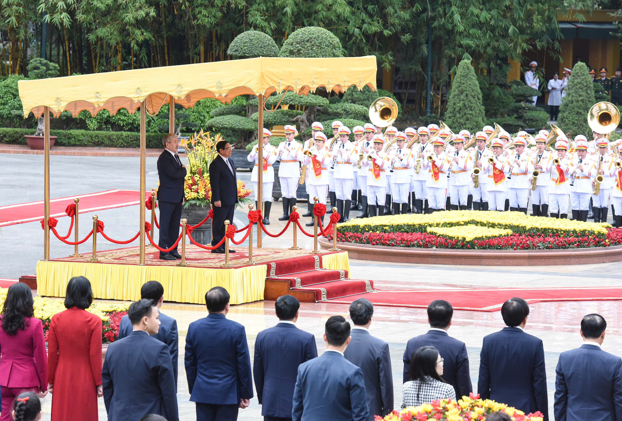 Thủ tướng Phạm Minh Chính và Thủ tướng Kyrgyzstan Adylbek Kasymaliev thực hiện nghi lễ chào cờ hai nước.