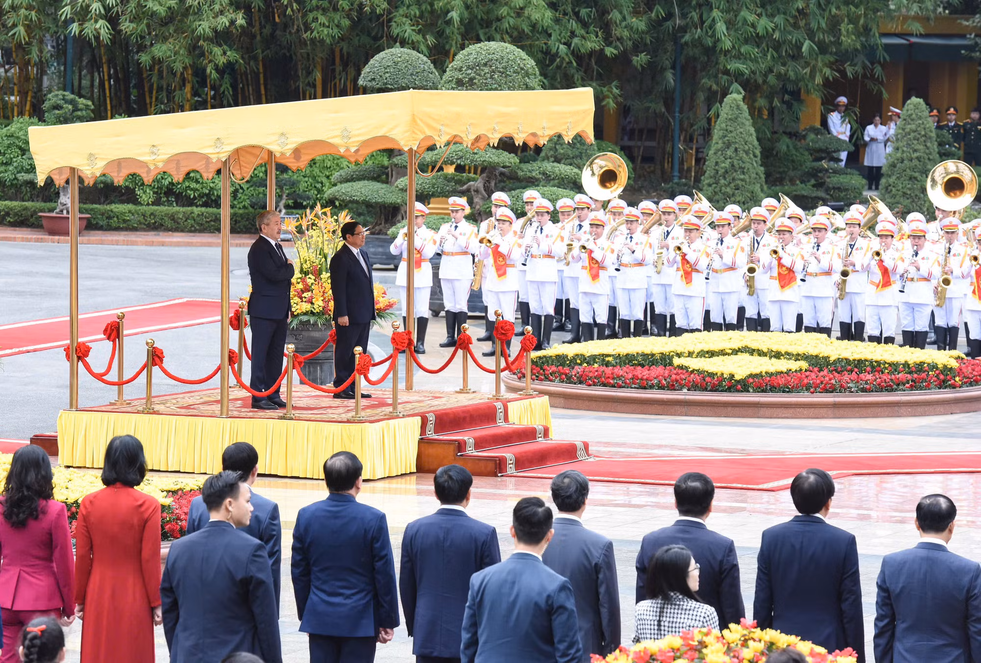 Thủ tướng Phạm Minh Chính và Thủ tướng Kyrgyzstan Adylbek Kasymaliev thực hiện nghi lễ chào cờ hai nước.