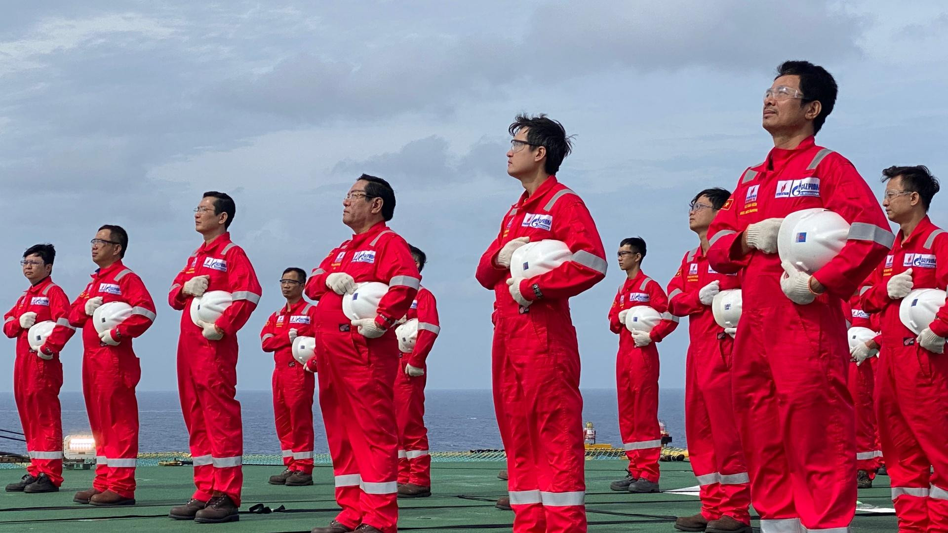 Khoảnh khắc đặt tay lên ngực, hướng về lá Quốc kỳ, giữa bốn bề gió lộng Biển Đông, mới thấy đây không chỉ đơn giản là một công việc. Hơn cả, những con người ở đây ý thức hơn về trách nhiệm góp phần làm chủ vùng biển Tổ quốc.