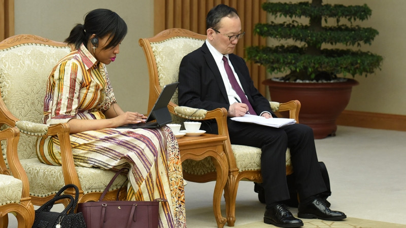 Các thành viên đi cùng Tổng Giám đốc Tổ chức Thương mại thế giới (WTO) Ngozi Okonjo-Iweal.