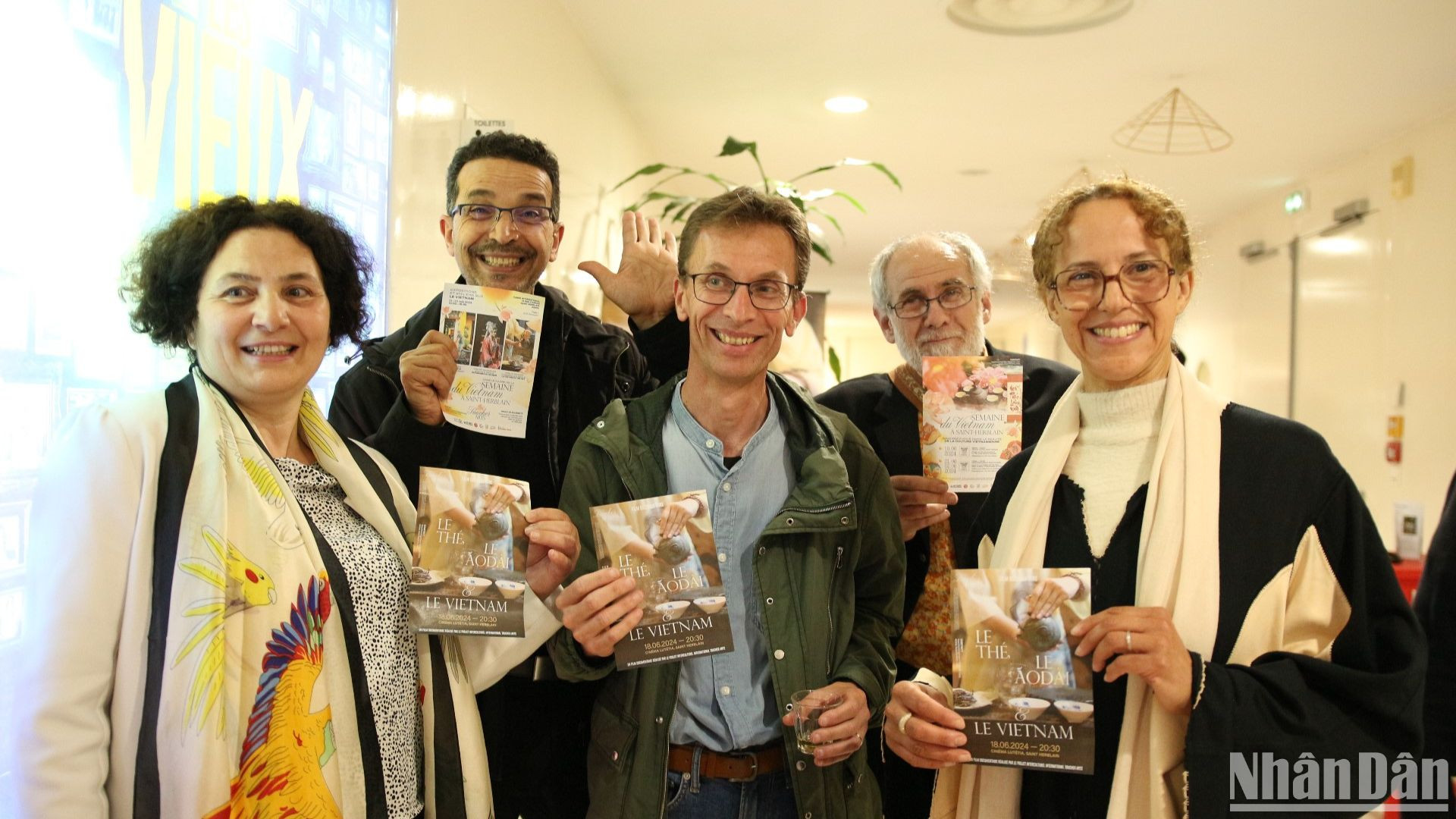 Khán giả bày tỏ sự ấn tượng với văn hóa Việt qua thước phim “Trà, Áo dài và Việt Nam”.